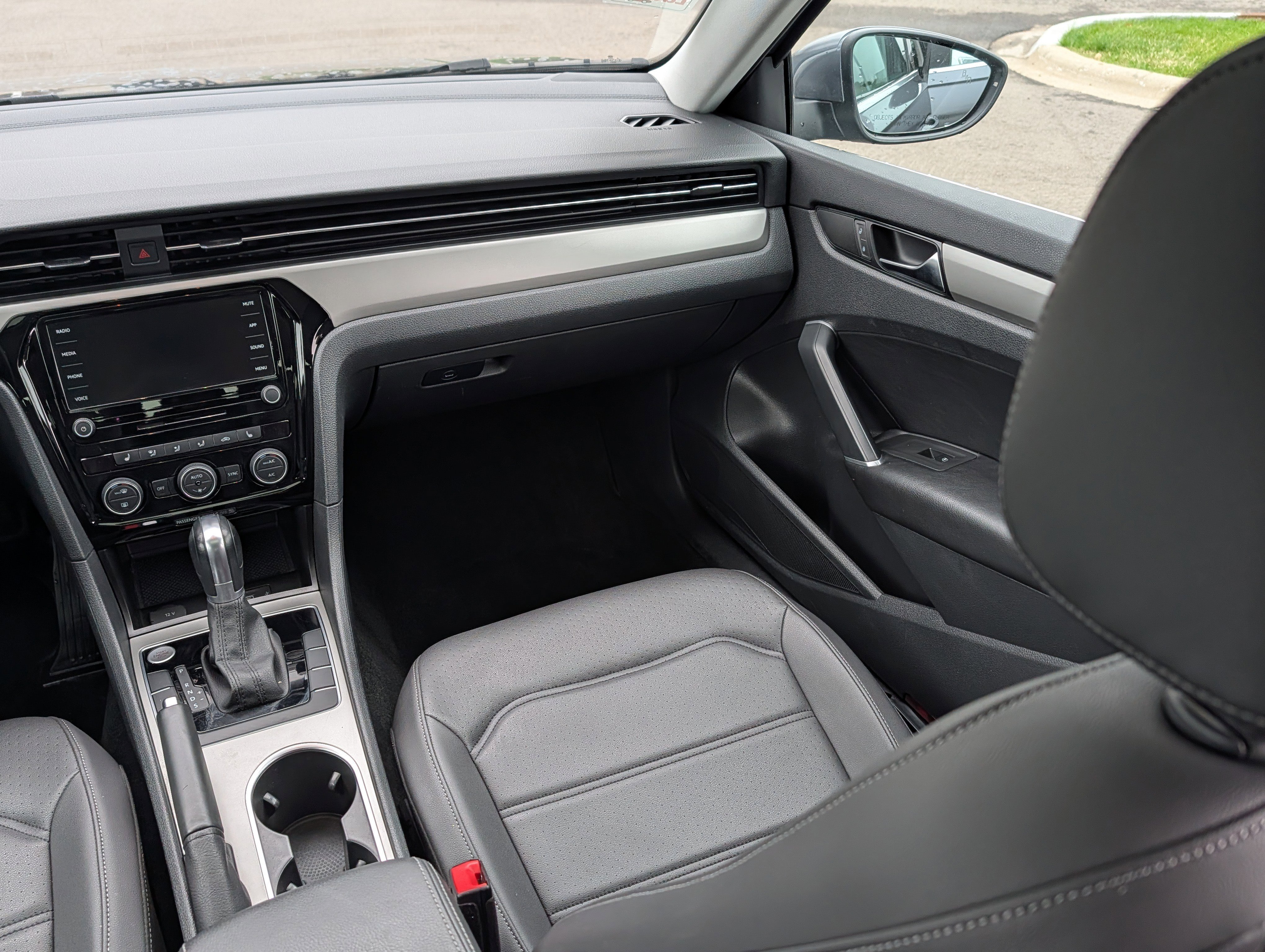 Used 2021 Volkswagen Passat 2.0T SE FWD image 11