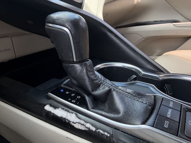 Used 2020 Toyota Camry XLE FWD image 19