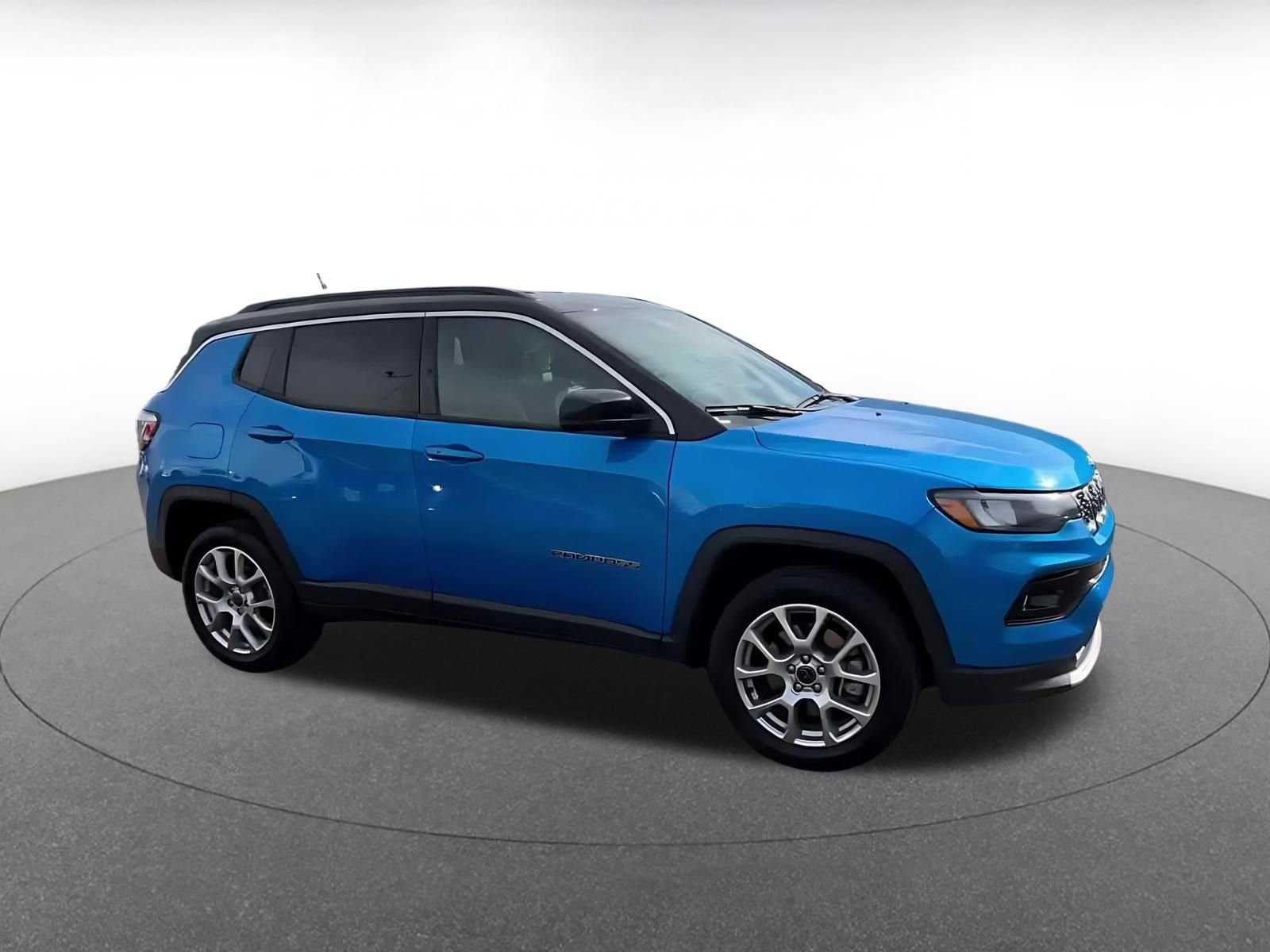 Used 2025 Jeep Compass Limited AWD/4WD image 2