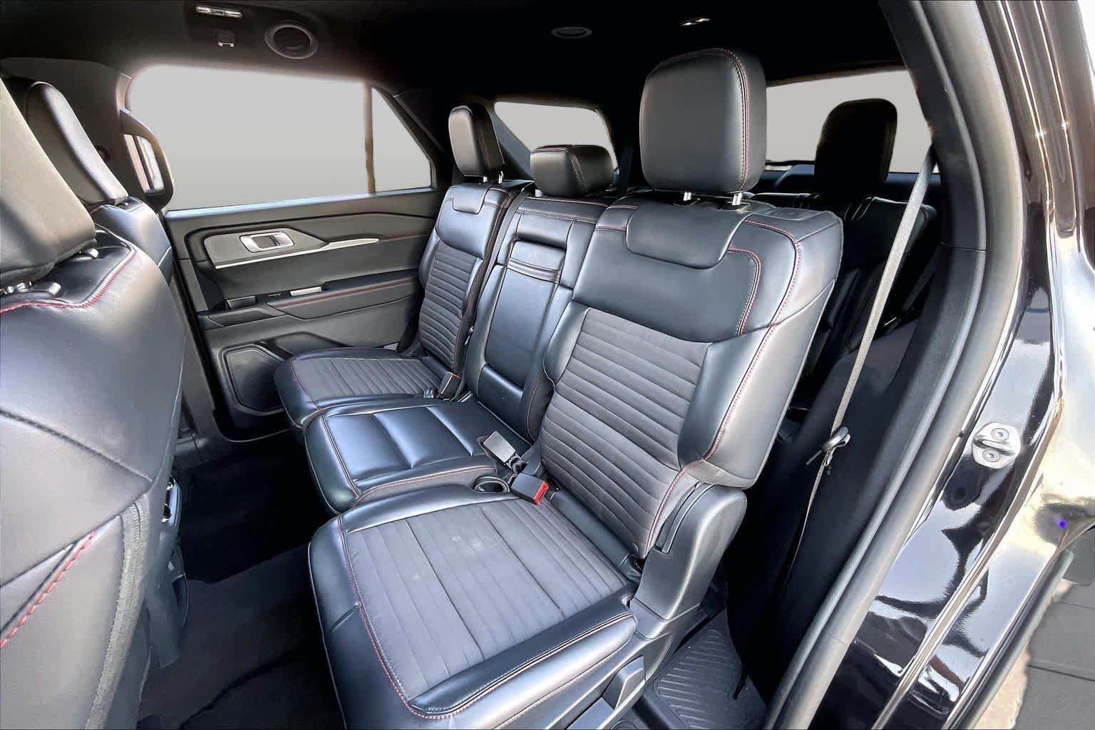 Used 2025 Ford Explorer ST-Line w/ ST-Line Street Pack AWD/4WD image 39