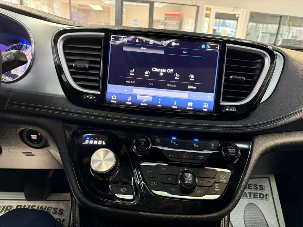 Used 2025 Chrysler Pacifica Limited FWD image 15