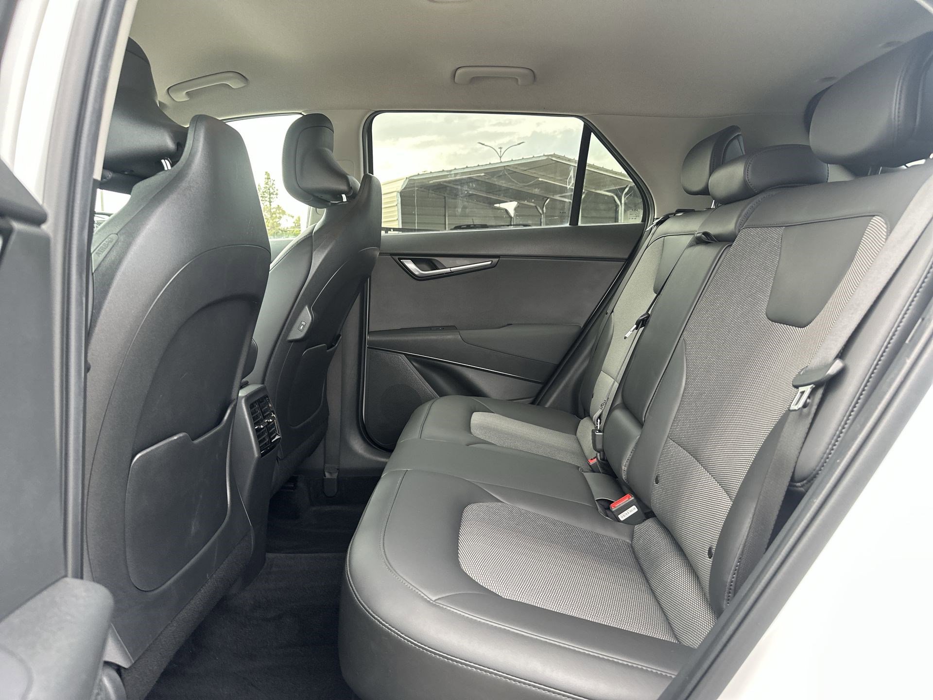 Used 2023 Kia Niro EX image 24