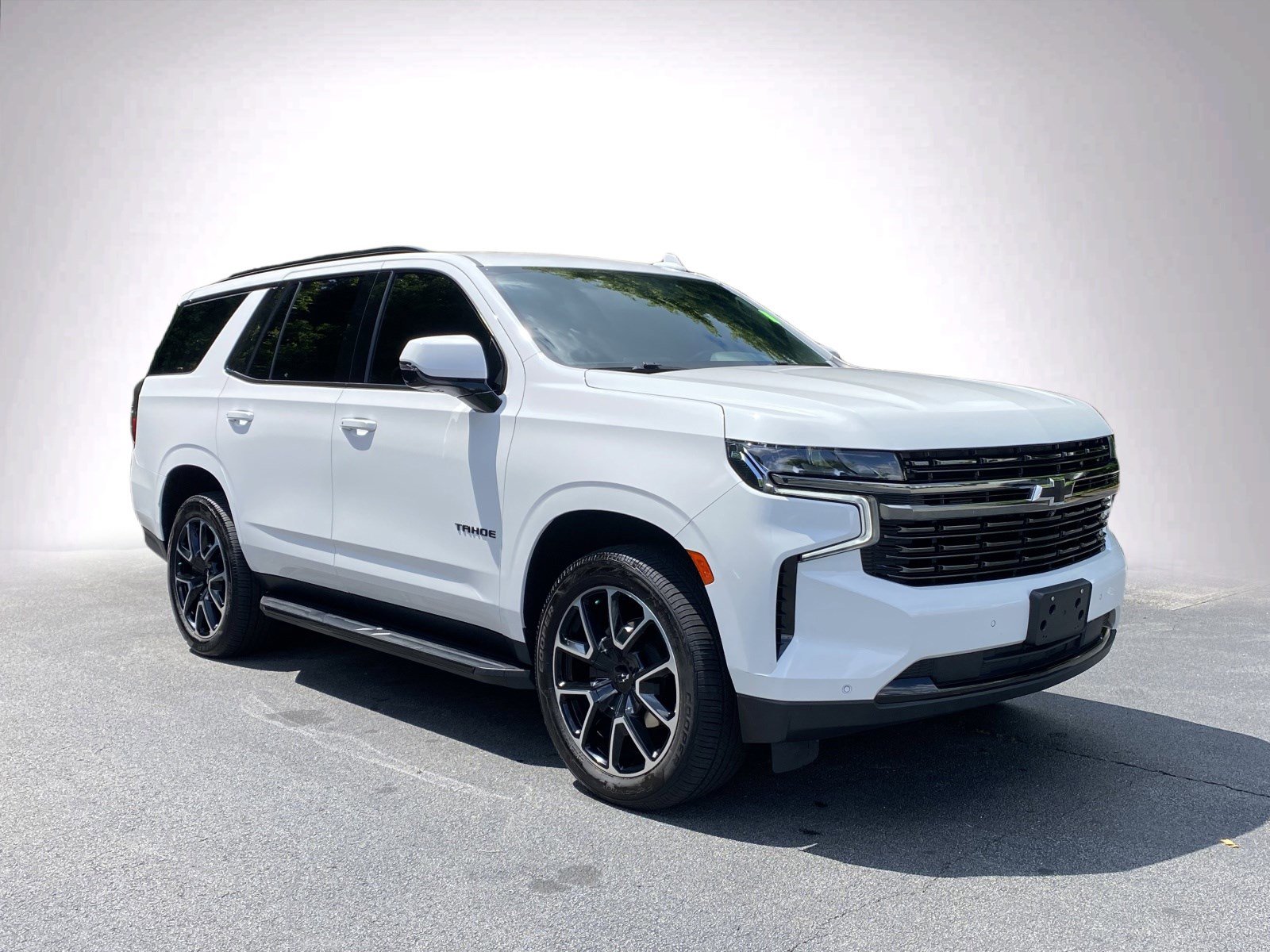 Used 2022 Chevrolet Tahoe RST w/ Luxury Package AWD/4WD image 2