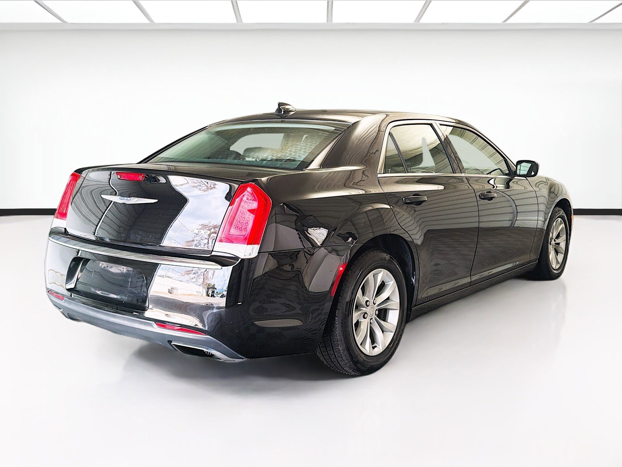 Used 2016 Chrysler 300 Limited image 4