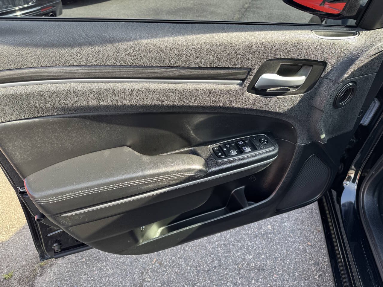 Used 2019 Chrysler 300 Touring w/ Chrome Appearance Package RWD image 14