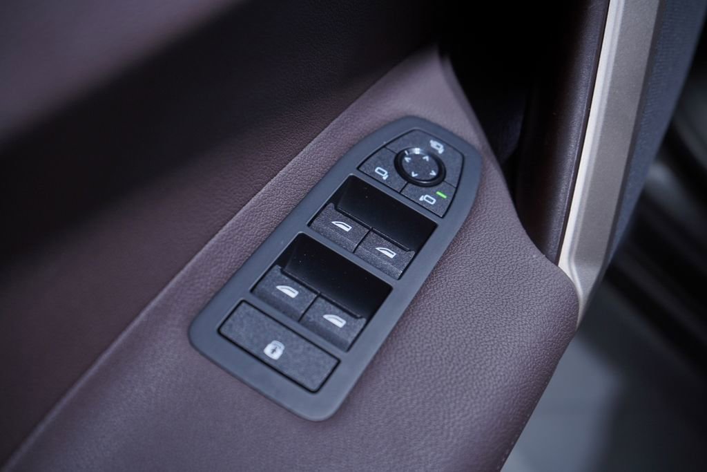 Used 2023 BMW iX xDrive50 image 16