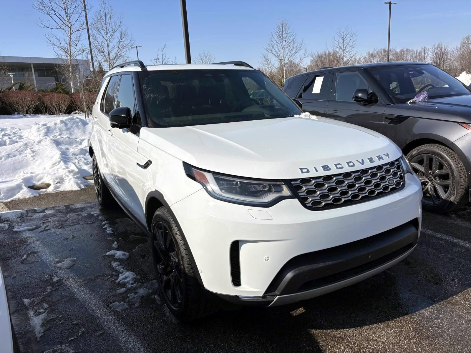 Used 2025 Land Rover Discovery S image 3