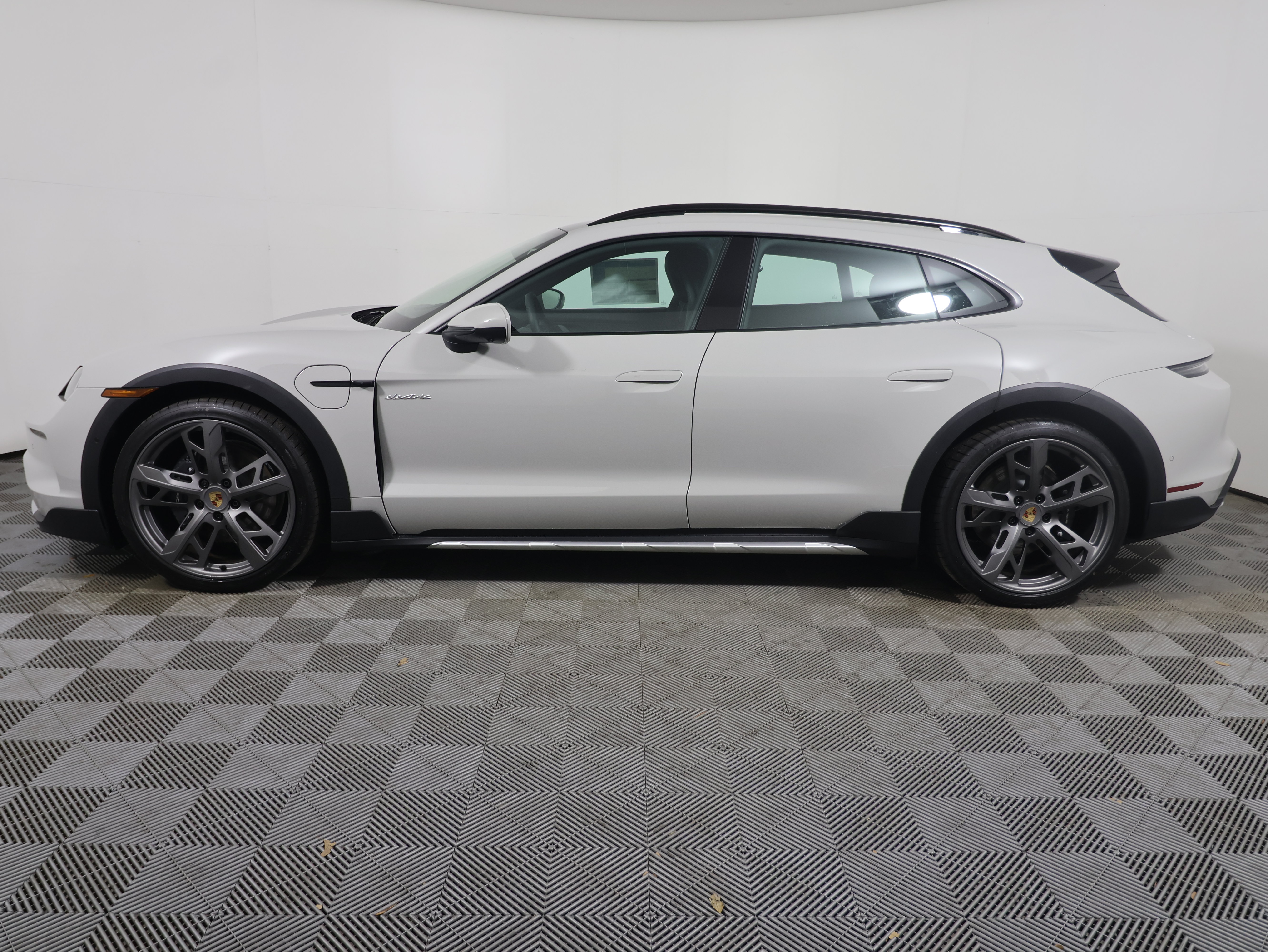 New 2025 Porsche Taycan 4 Cross Turismo AWD/4WD image 2