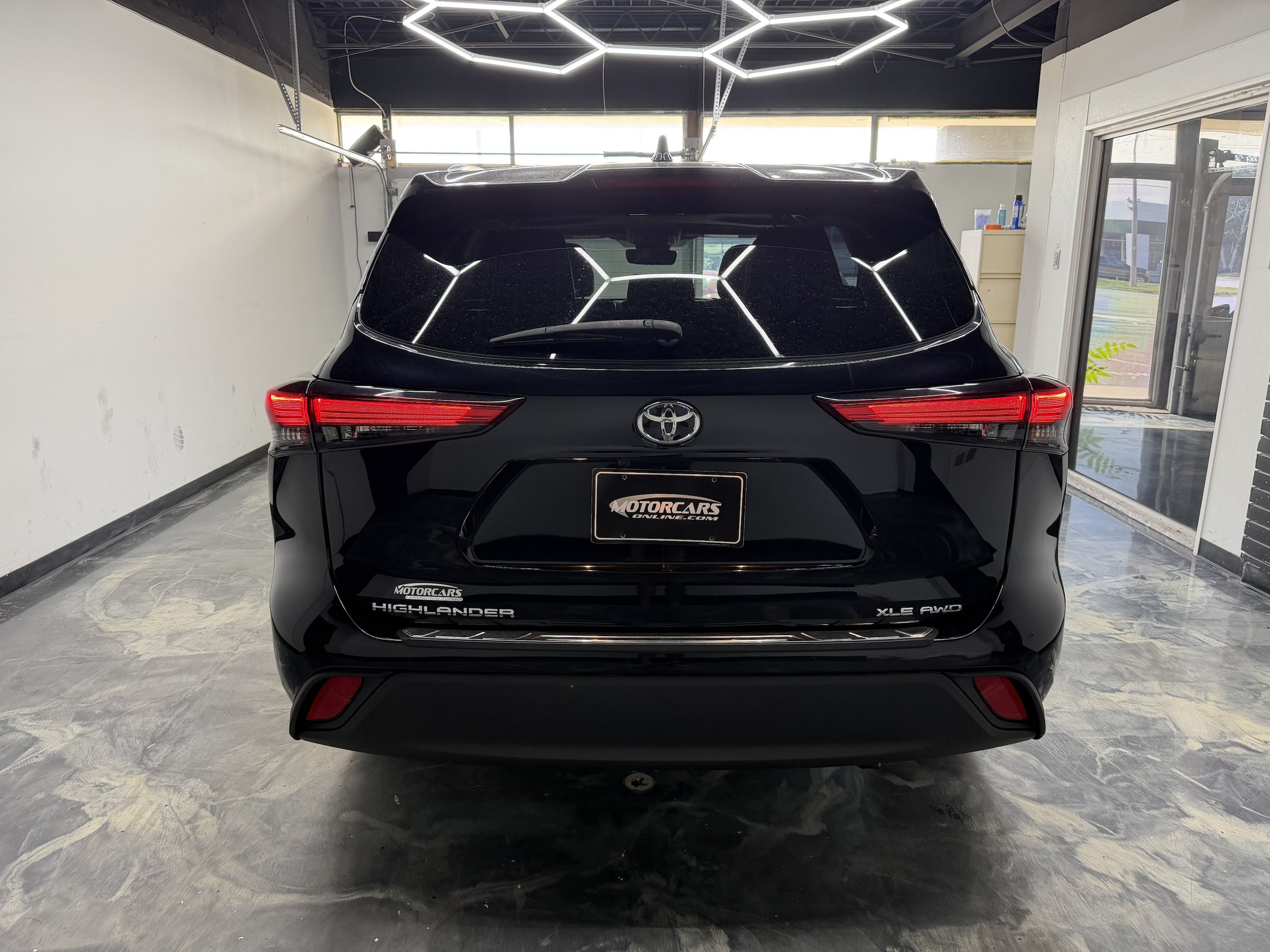Used 2020 Toyota Highlander XLE AWD/4WD image 9