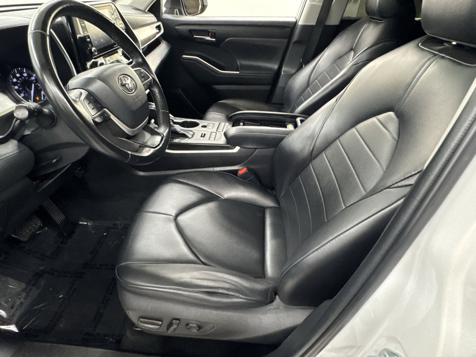 Used 2022 Toyota Highlander XLE AWD/4WD image 16