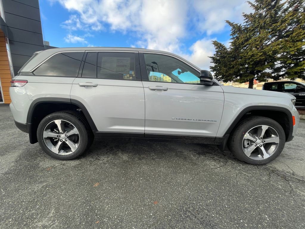 New 2024 Jeep Grand Cherokee Limited 4xe w/ Luxury Tech Group II image 9