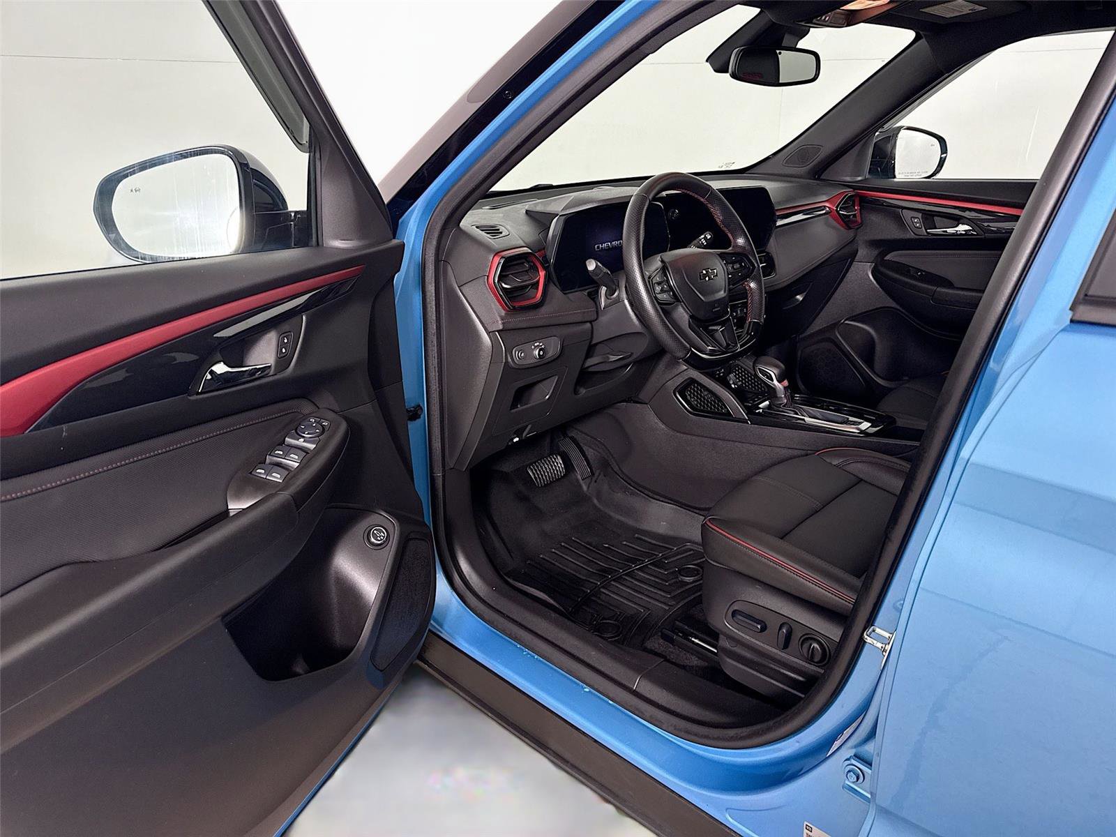 Used 2025 Chevrolet TrailBlazer RS w/ Convenience Package image 3