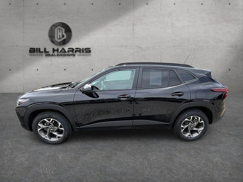 Used 2024 Chevrolet Trax LT w/ Sunroof Package image 9