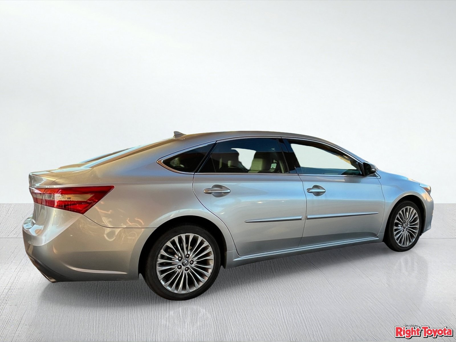 Used 2016 Toyota Avalon Limited w/ Toyota Safety Sense Package FWD image 4