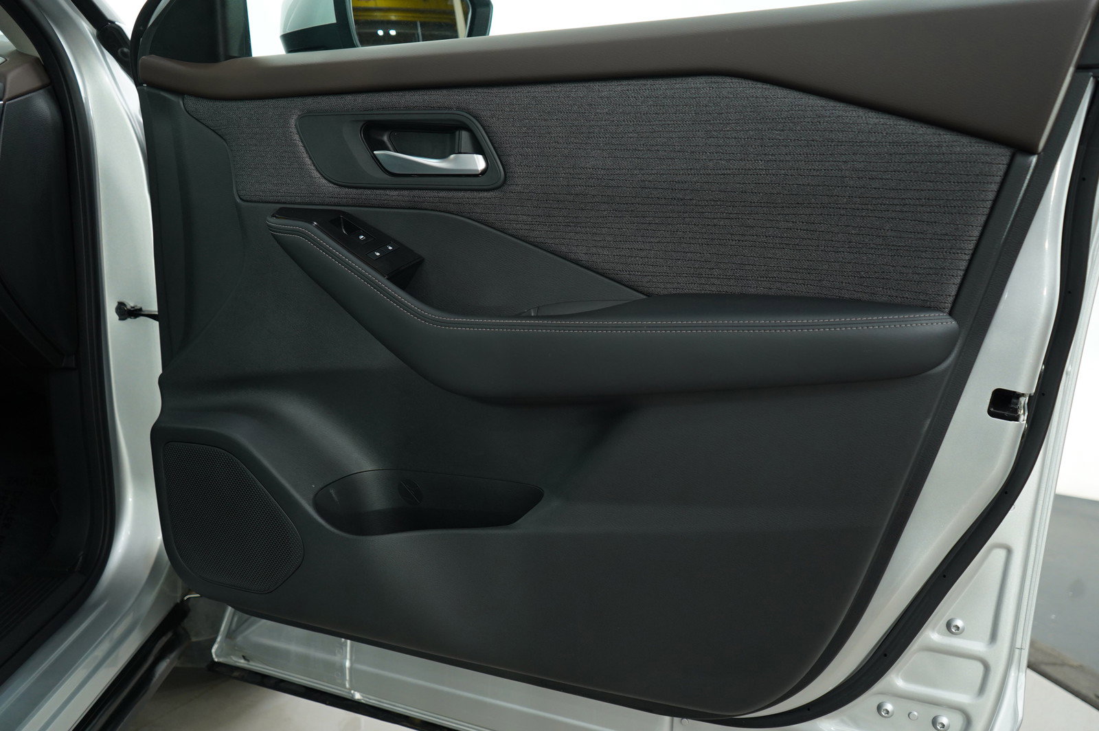 Used 2022 Nissan Rogue SV image 9