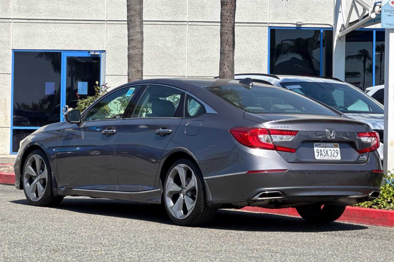 Used 2018 Honda Accord Touring image 3