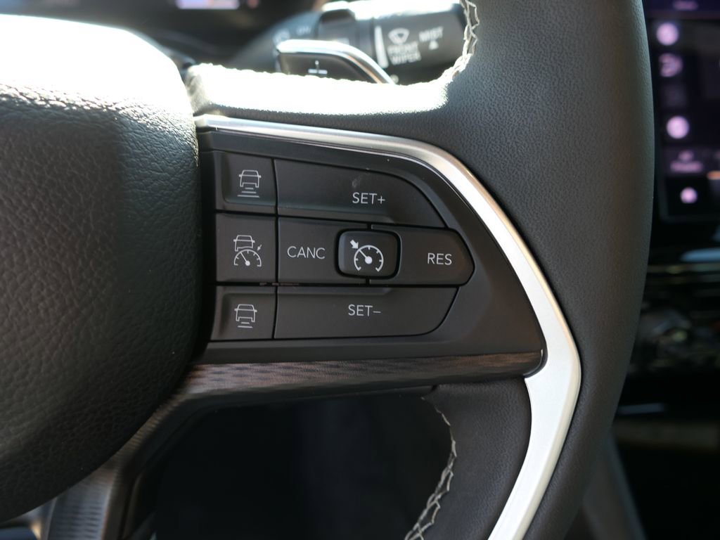 Used 2025 Jeep Grand Cherokee Laredo image 13