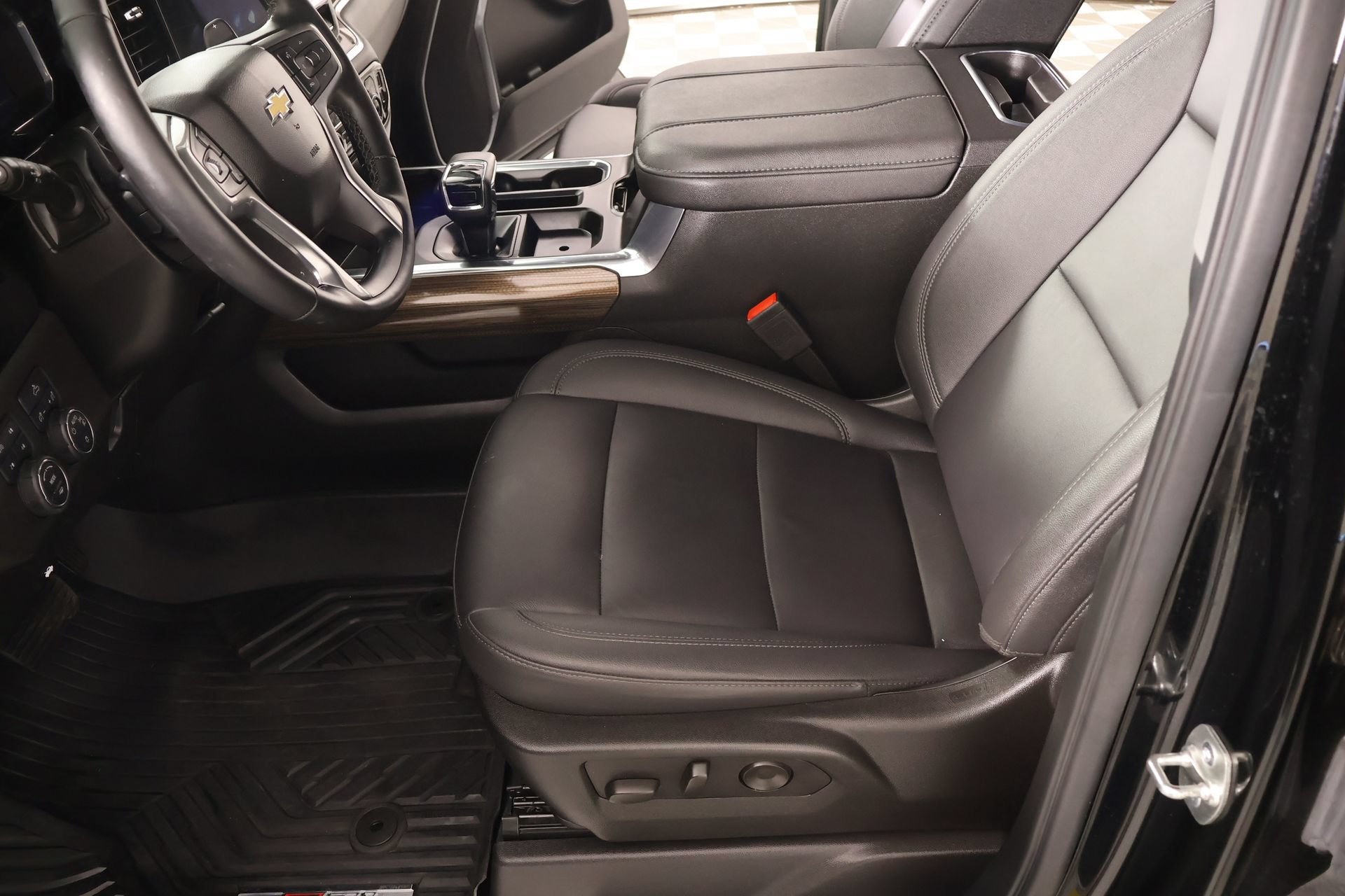 Used 2025 Chevrolet Silverado 1500 LT AWD/4WD image 13