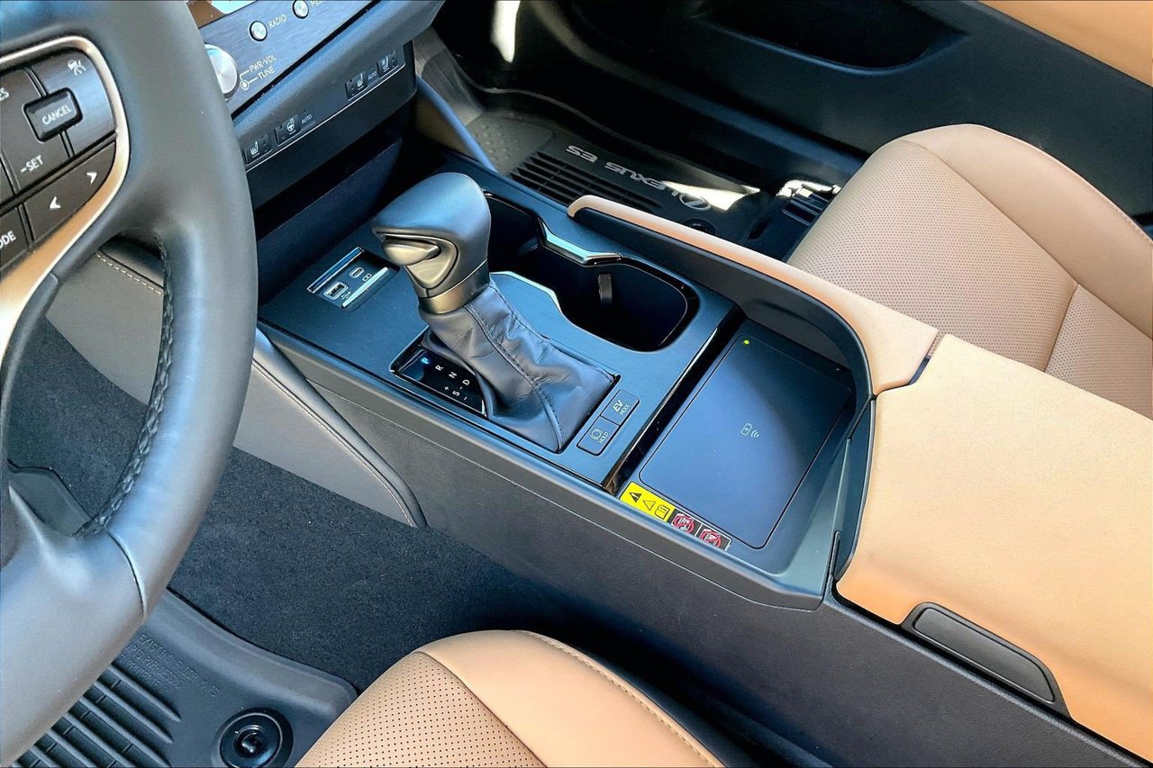 Used 2025 Lexus ES 300h w/ Premium Package FWD image 32