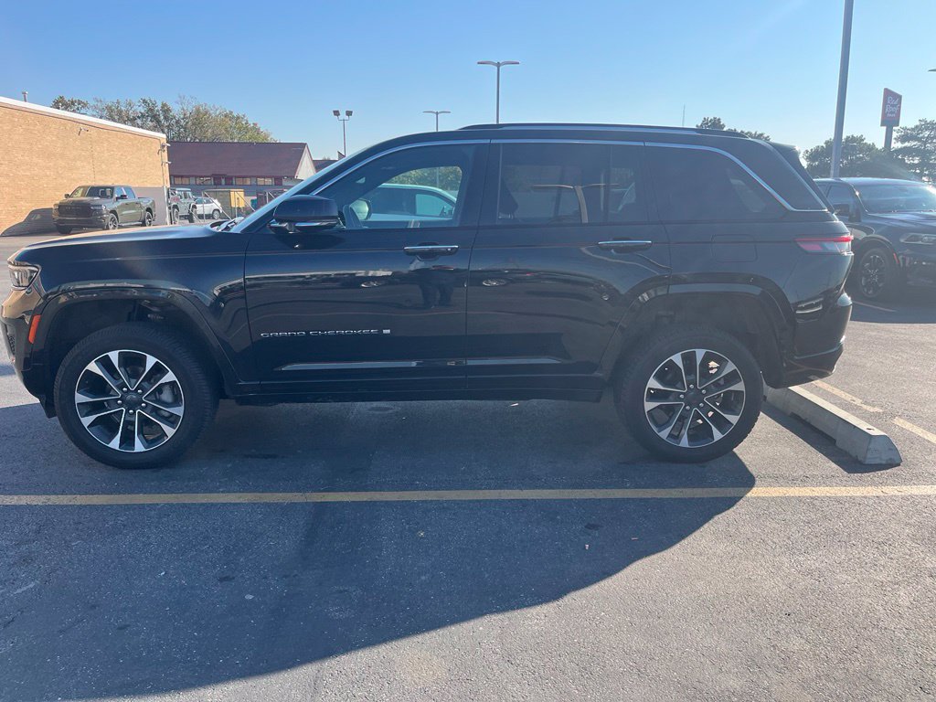 Used 2023 Jeep Grand Cherokee Overland AWD/4WD image 3
