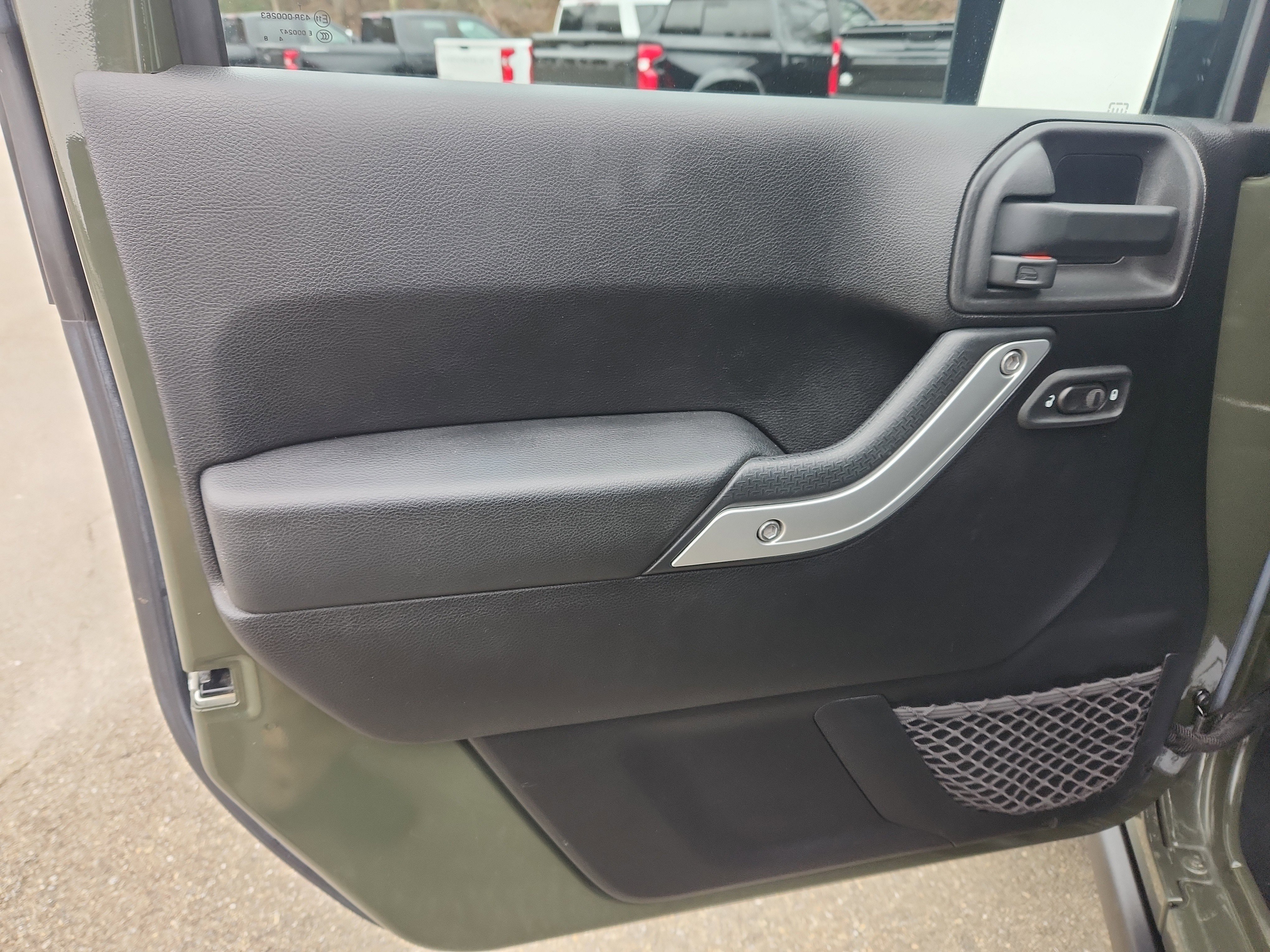 Used 2015 Jeep Wrangler Unlimited Rubicon w/ Connectivity Group image 20