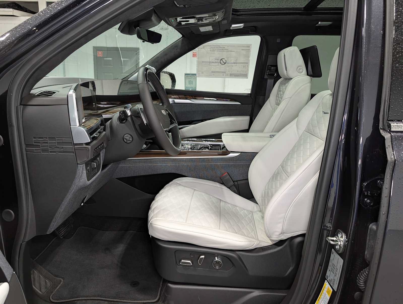 New 2026 Cadillac Escalade ESV Platinum Luxury AWD/4WD image 4