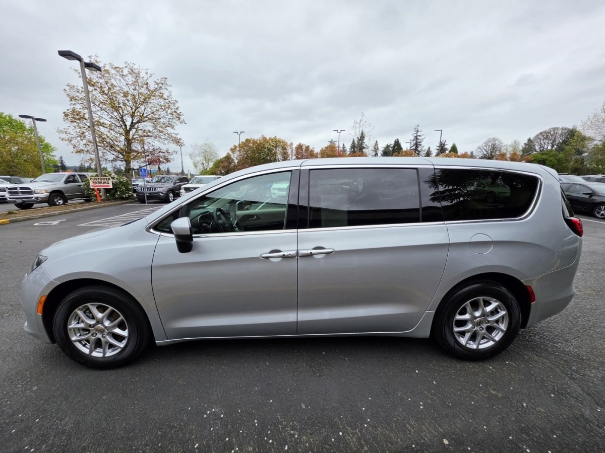 Used 2022 Chrysler Voyager LX FWD image 5