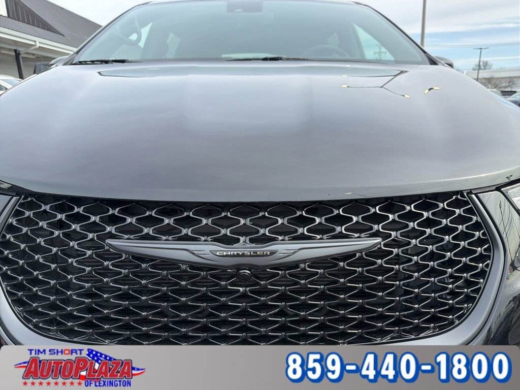 Used 2025 Chrysler Pacifica Limited image 40