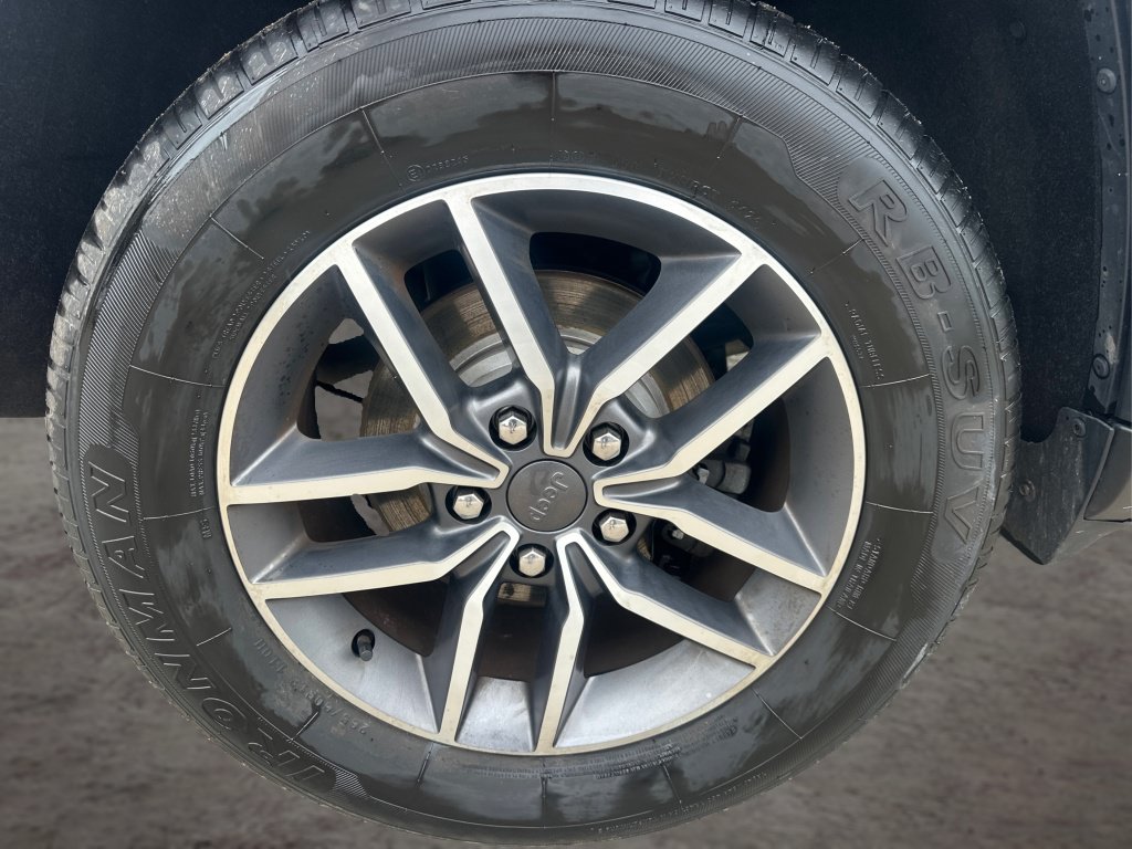 Used 2020 Jeep Grand Cherokee Limited AWD/4WD image 16