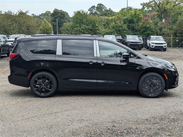 New 2026 Chrysler Pacifica Limited image 2