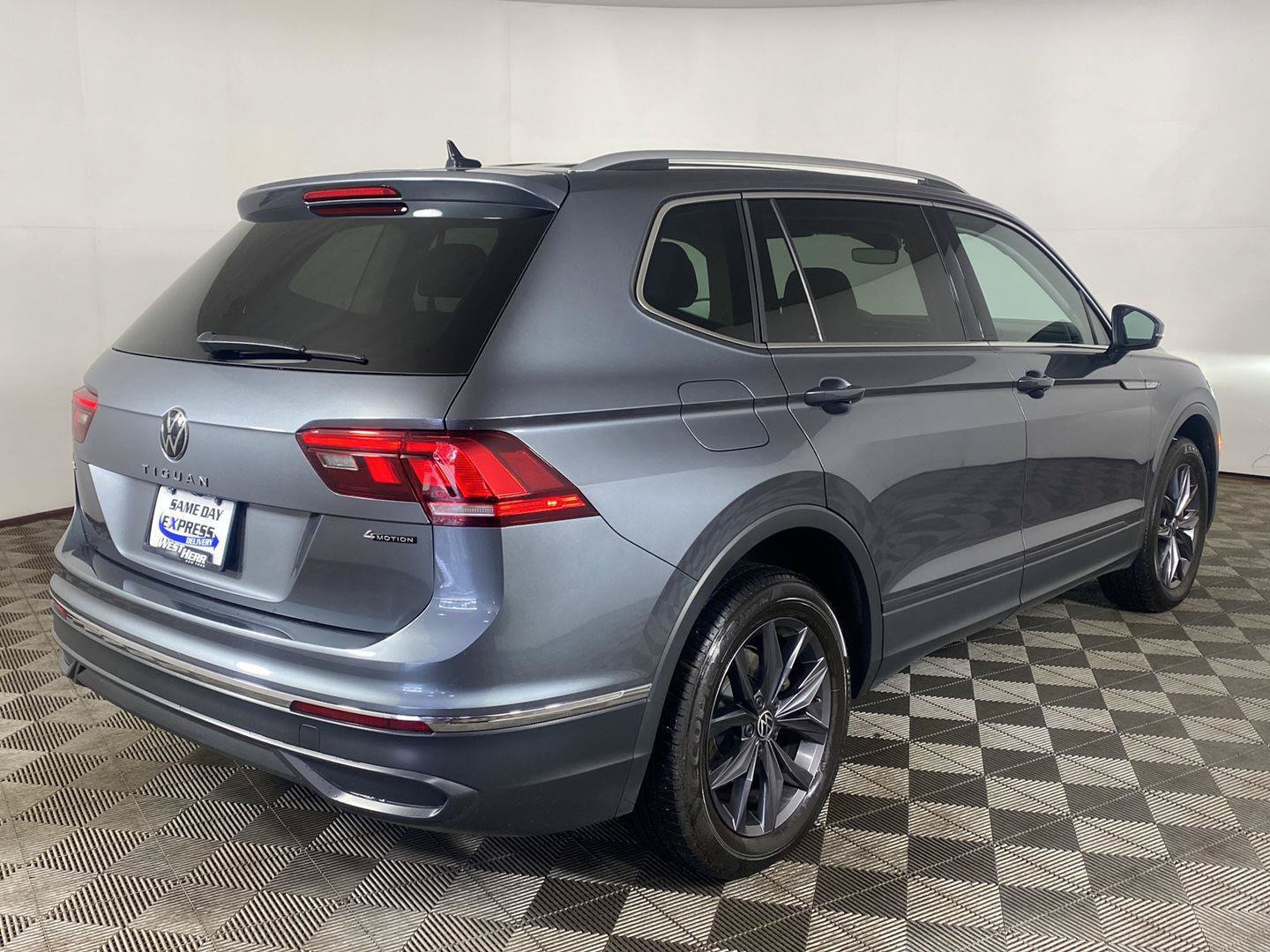 Used 2023 Volkswagen Tiguan SE AWD/4WD image 23