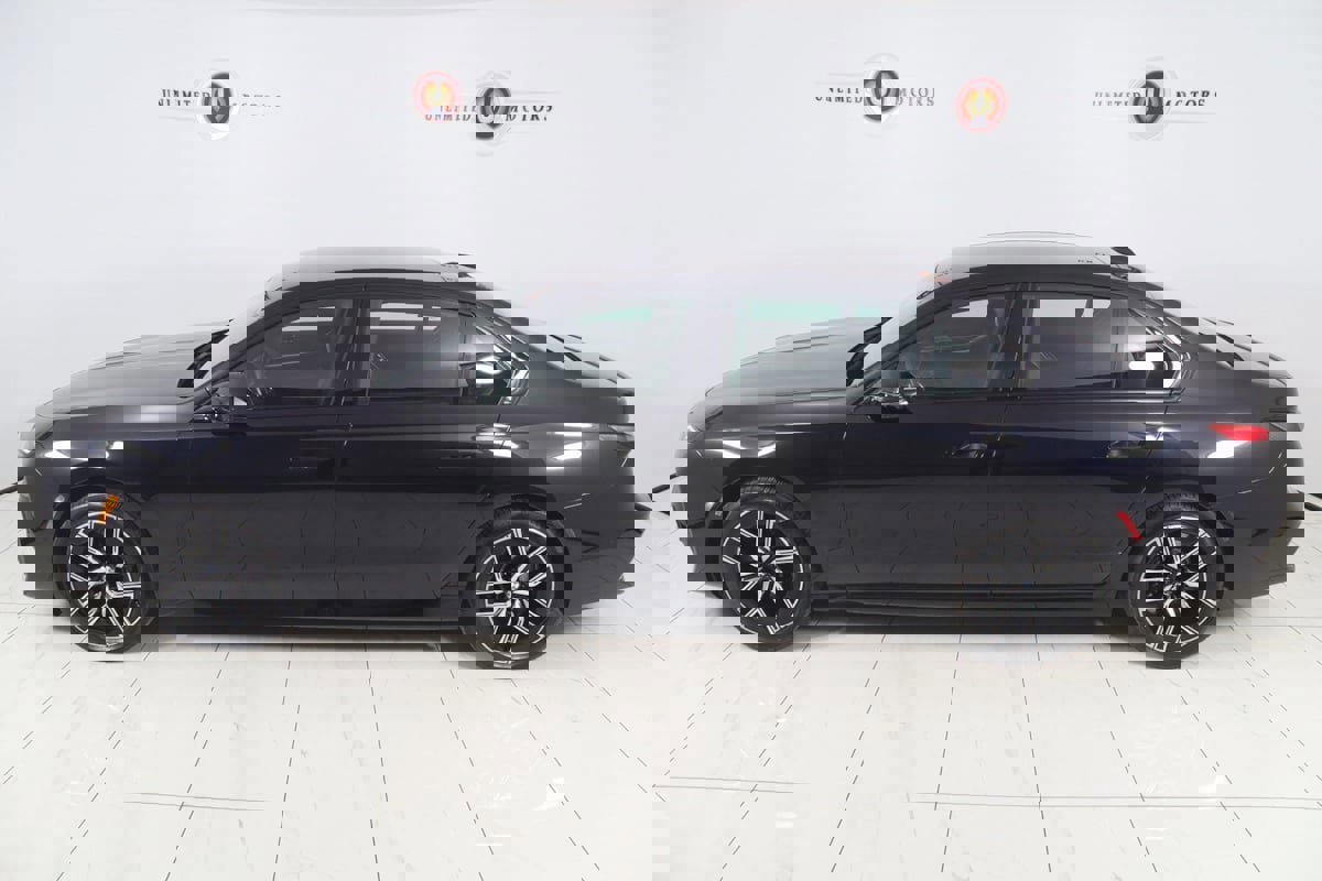 Used 2023 BMW 740i w/ Parking Assistance Package image 33