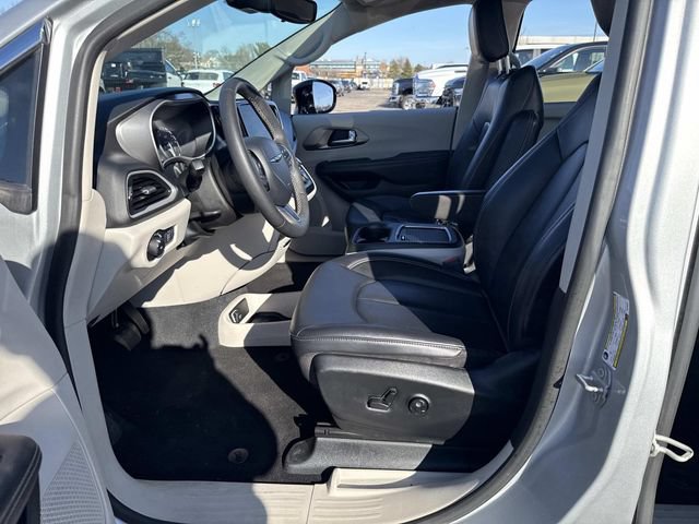 Used 2024 Chrysler Pacifica Touring-L FWD image 16