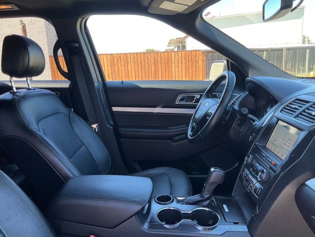 Used 2017 Ford Explorer XLT w/ Equipment Group 202A image 30
