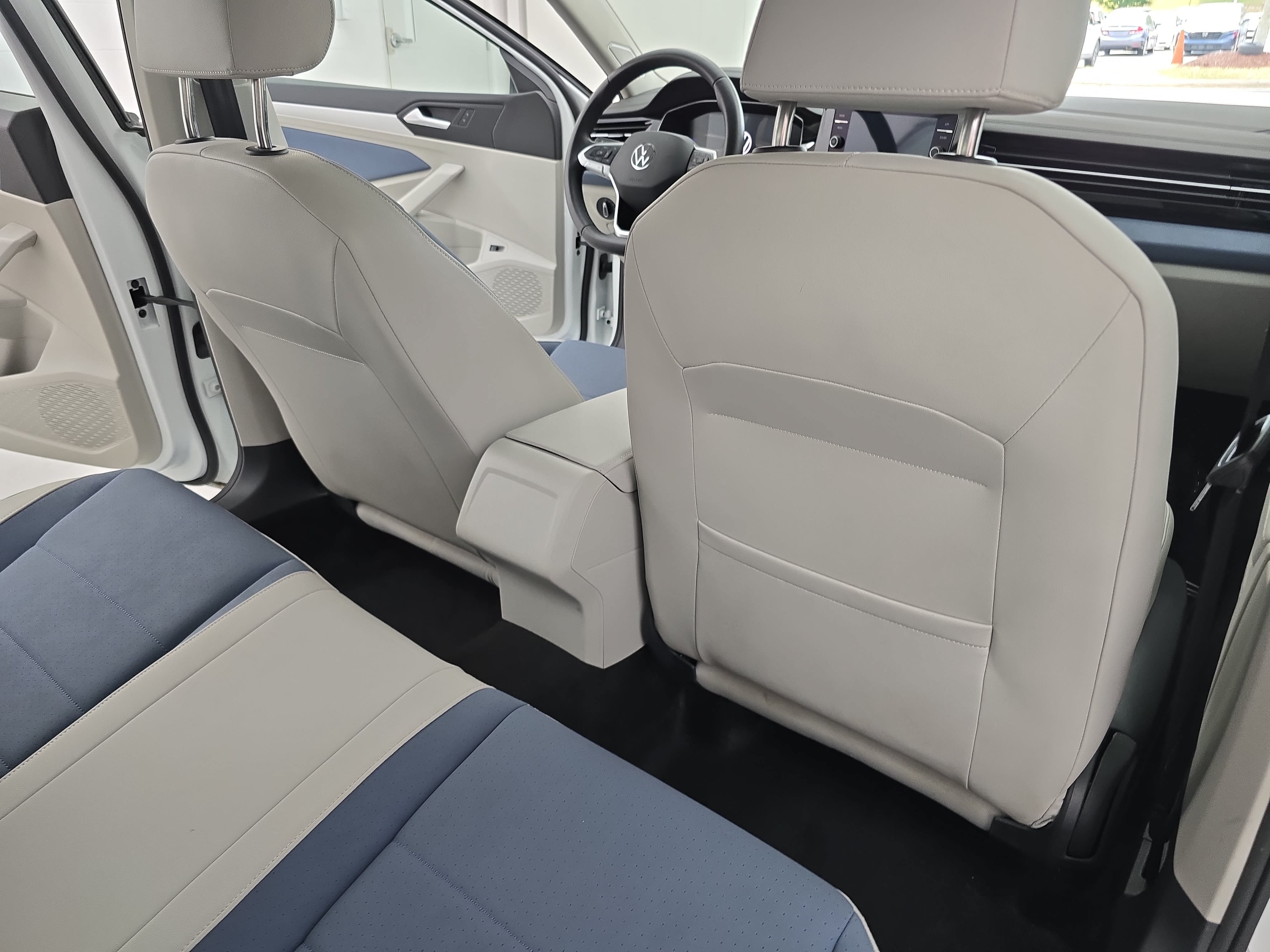Certified 2025 Volkswagen Jetta SE w/ Sunroof Package FWD image 11