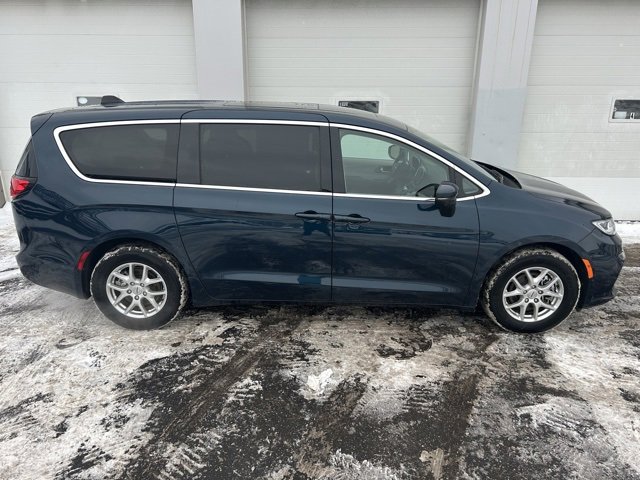 Used 2023 Chrysler Pacifica Touring-L image 6