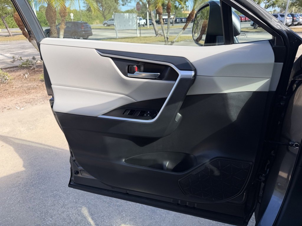 Used 2021 Toyota RAV4 XLE Premium image 24