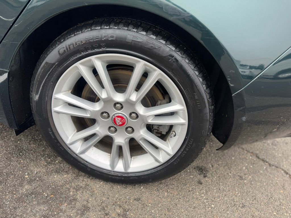 Used 2017 Jaguar XE Premium image 15