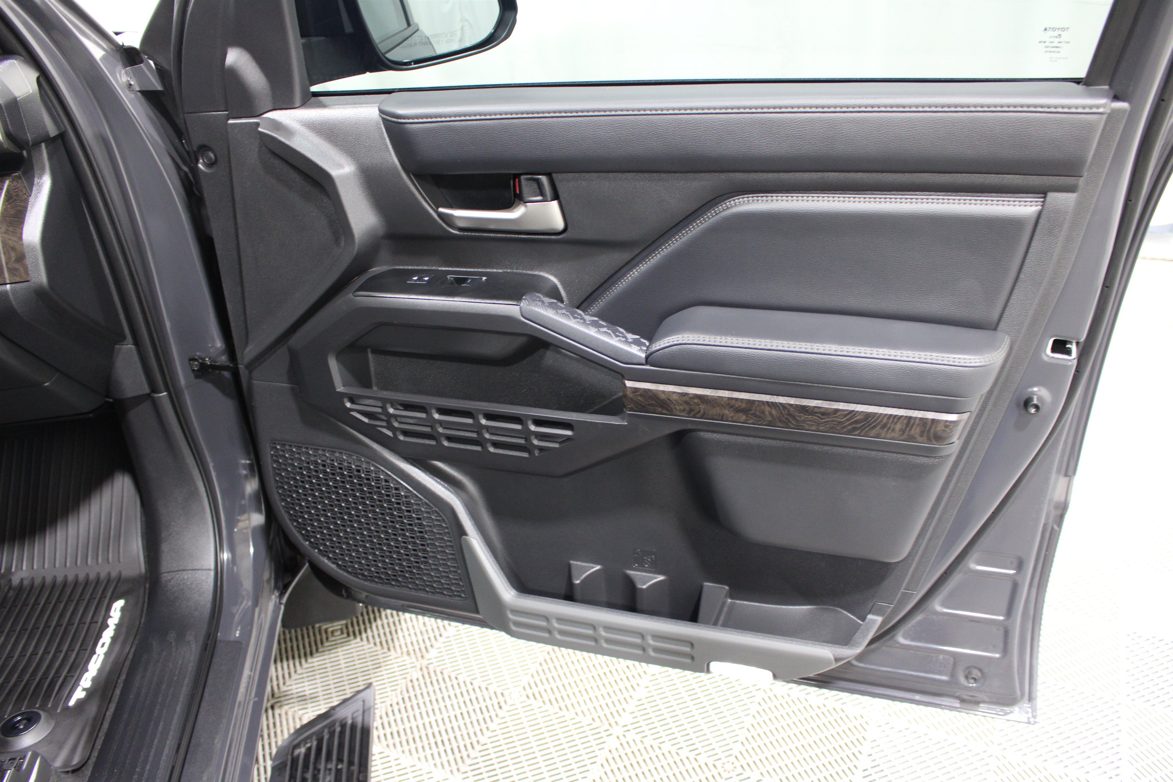 Used 2025 Toyota Tacoma Limited AWD/4WD image 26