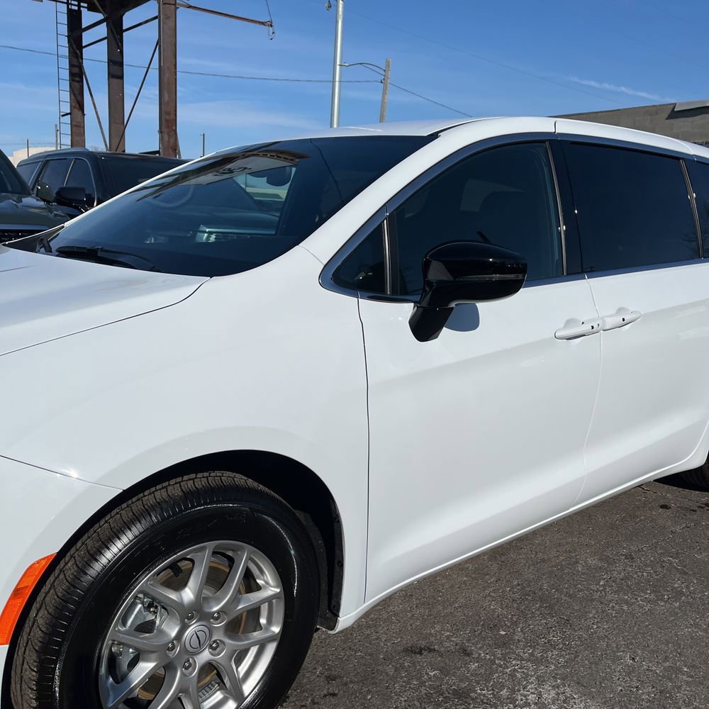 Used 2026 Chrysler Pacifica Select image 2