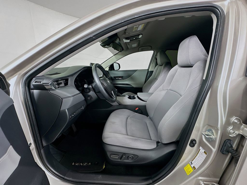 Used 2023 Toyota Venza LE image 20