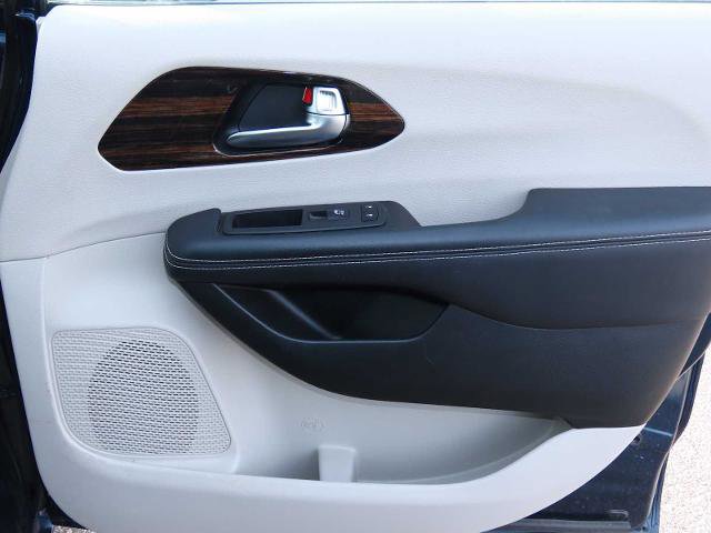 Used 2023 Chrysler Pacifica Limited image 22