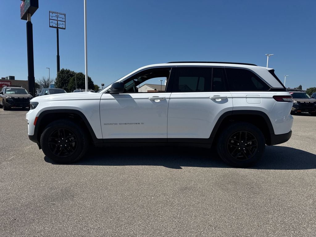 Used 2024 Jeep Grand Cherokee Laredo X AWD/4WD image 3
