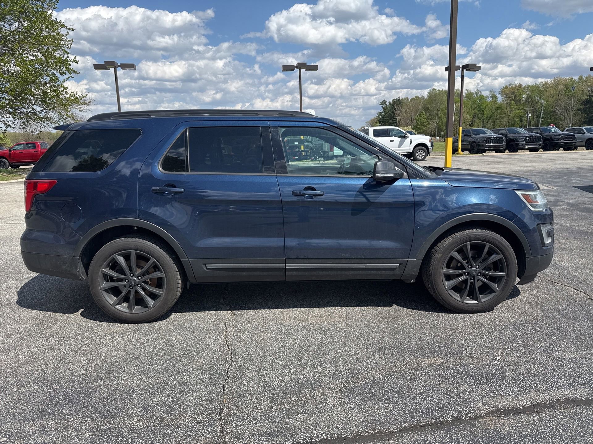Used 2017 Ford Explorer XLT w/ Equipment Group 202A AWD/4WD image 6