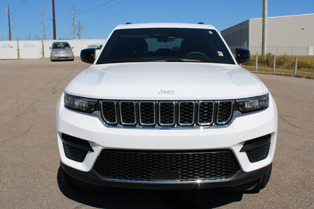 Used 2025 Jeep Grand Cherokee Laredo X RWD image 3