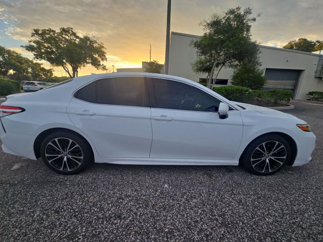 Used 2020 Toyota Camry SE w/ Convenience Package FWD image 4