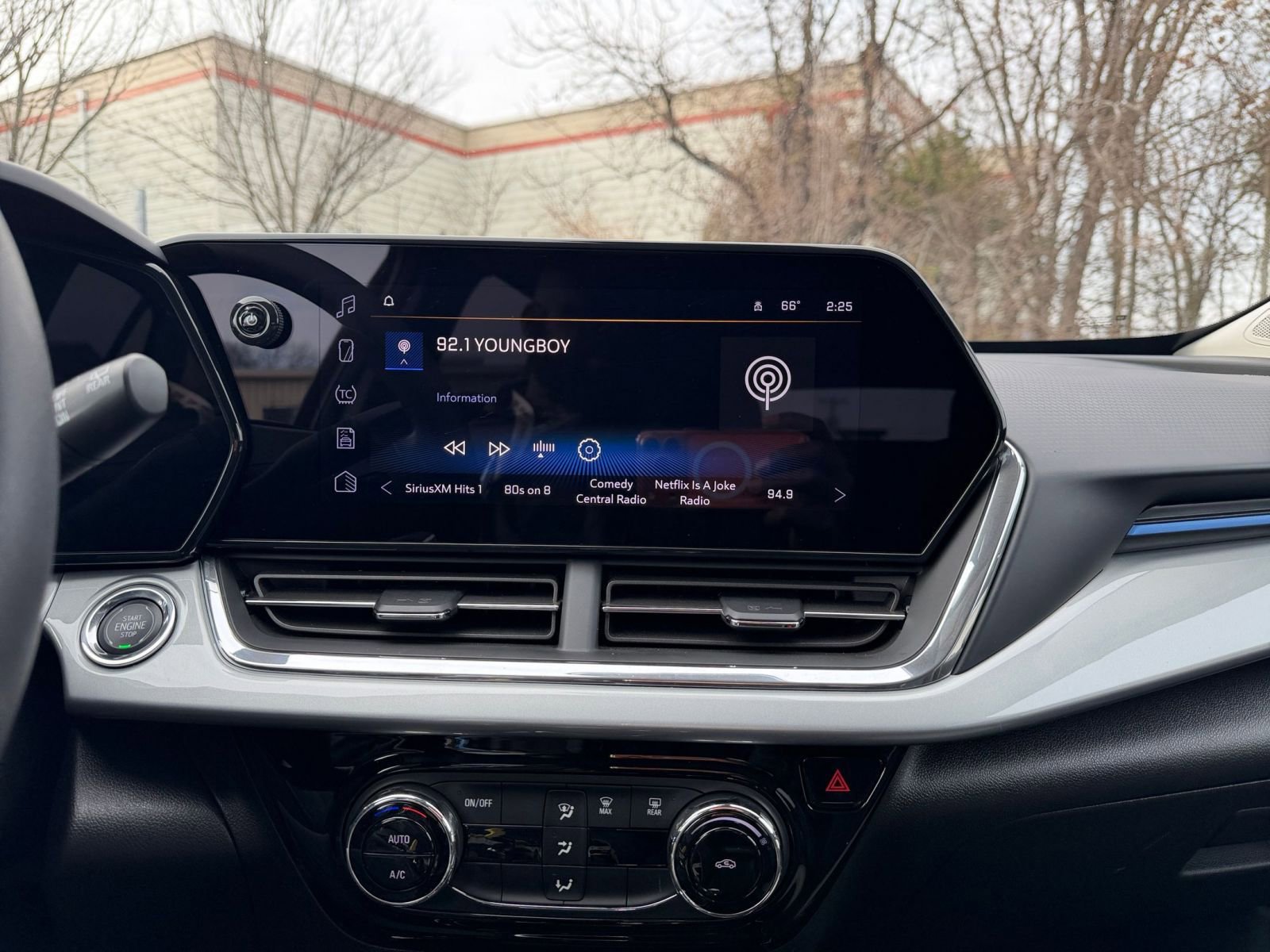 Used 2025 Chevrolet Trax LT image 18