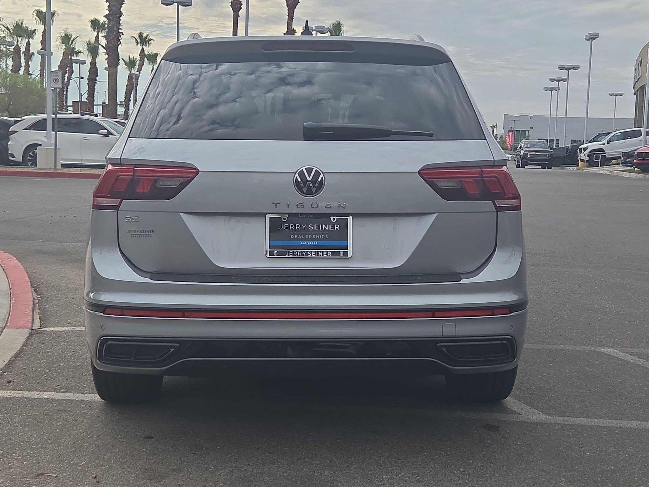 Used 2023 Volkswagen Tiguan SE R-Line FWD image 4