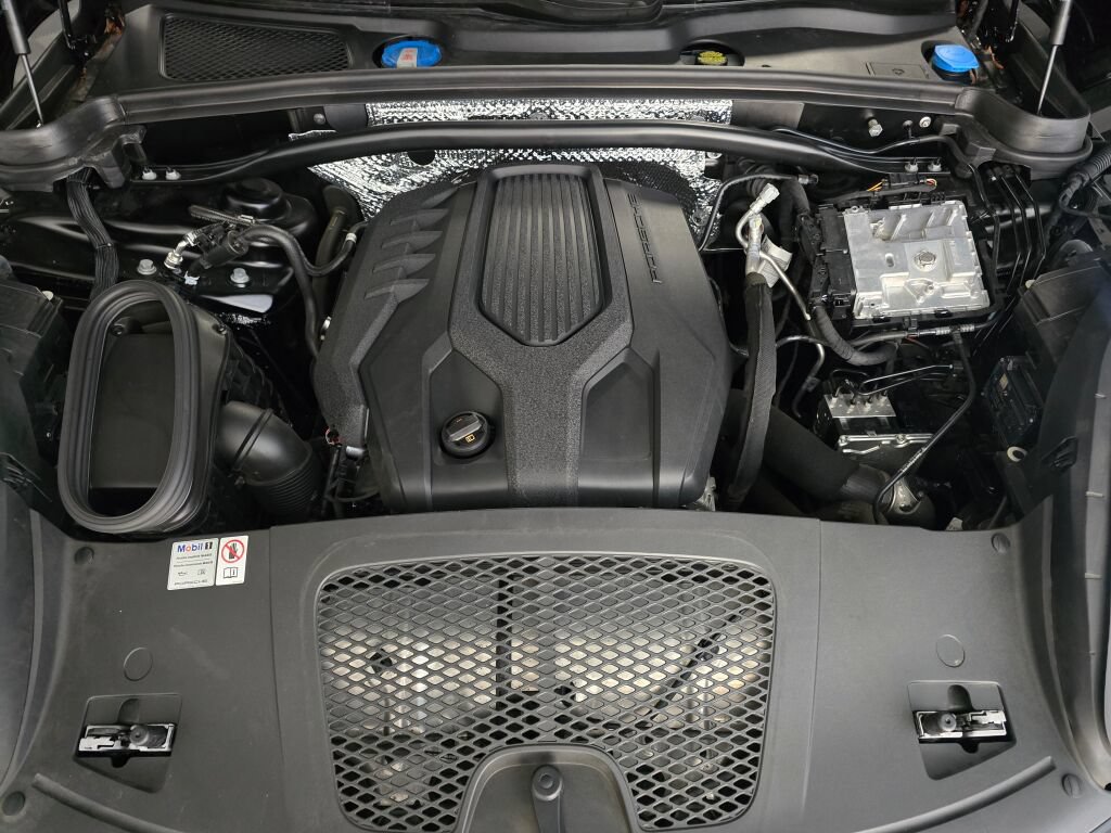 Certified 2024 Porsche Macan AWD/4WD image 12