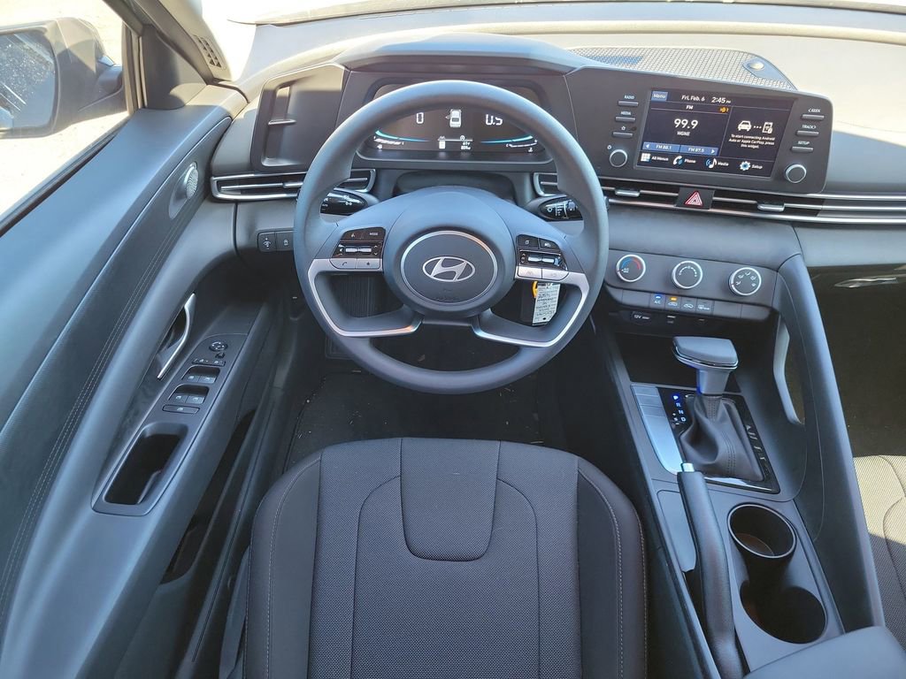 Used 2025 Hyundai Elantra SE image 11